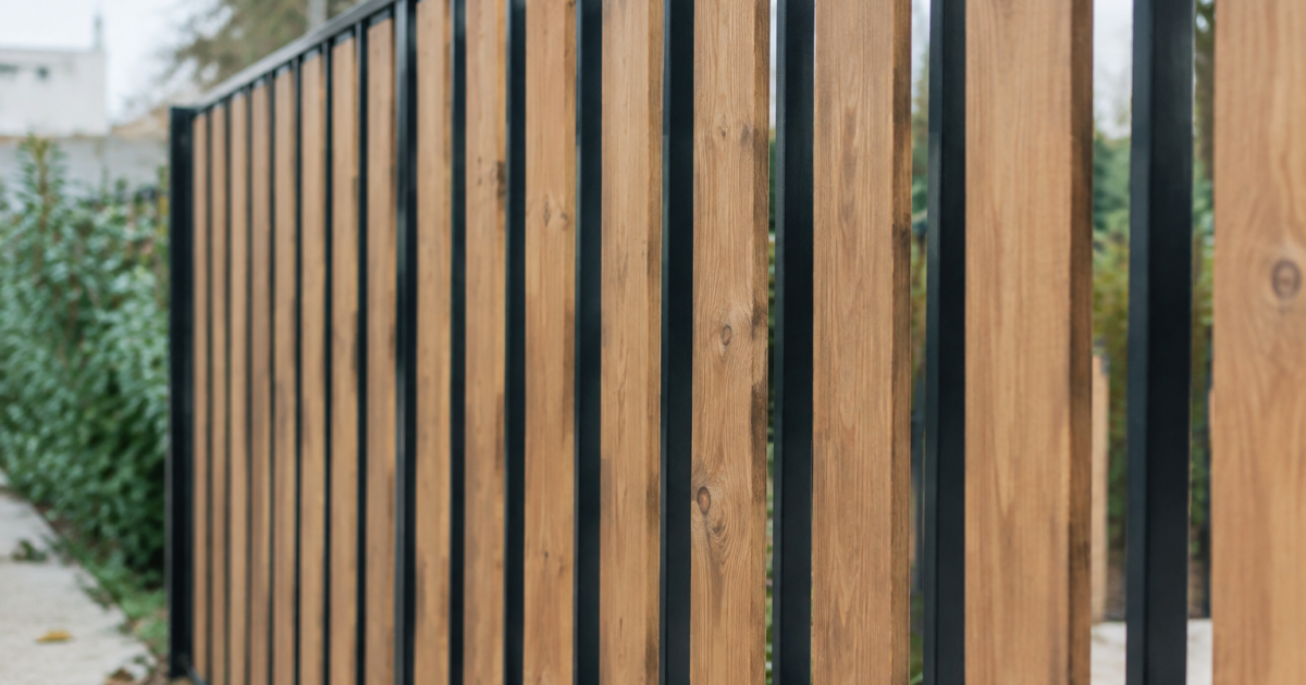 Barres metalliques noires avec planches bois disposees verticalement