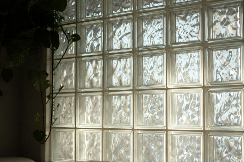 Briques verre translucide surface ondule lumiere douce diffuse