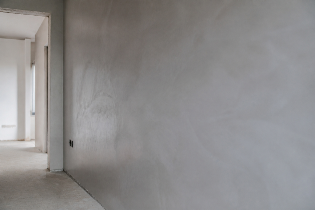 Enduit gris lisse applique a la spatule