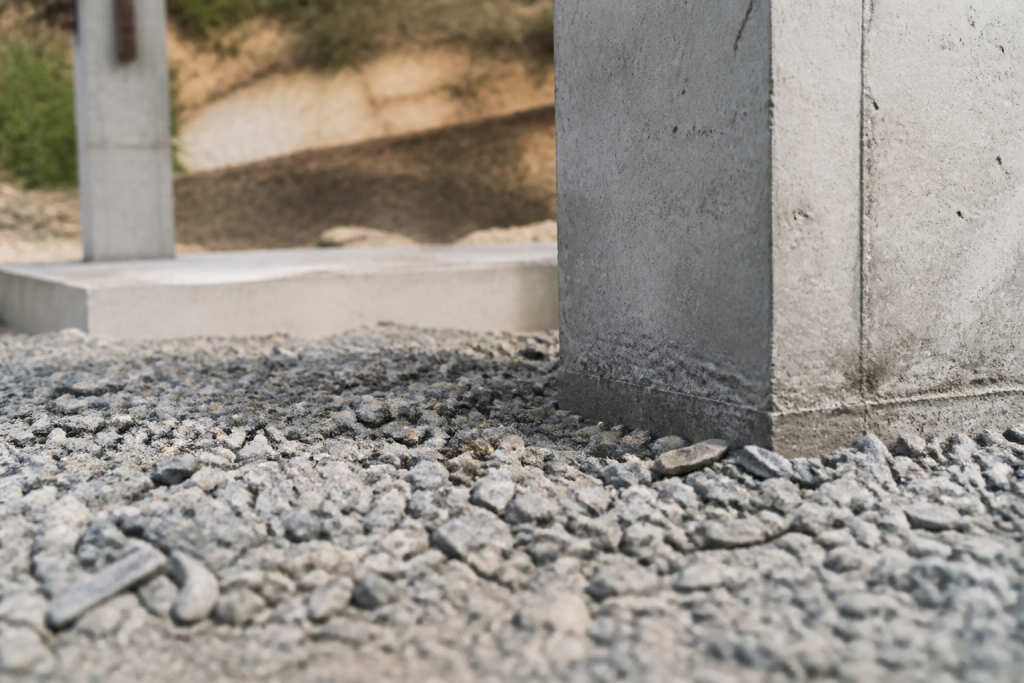 Sols contrastes montrant plots beton fondations et gravier