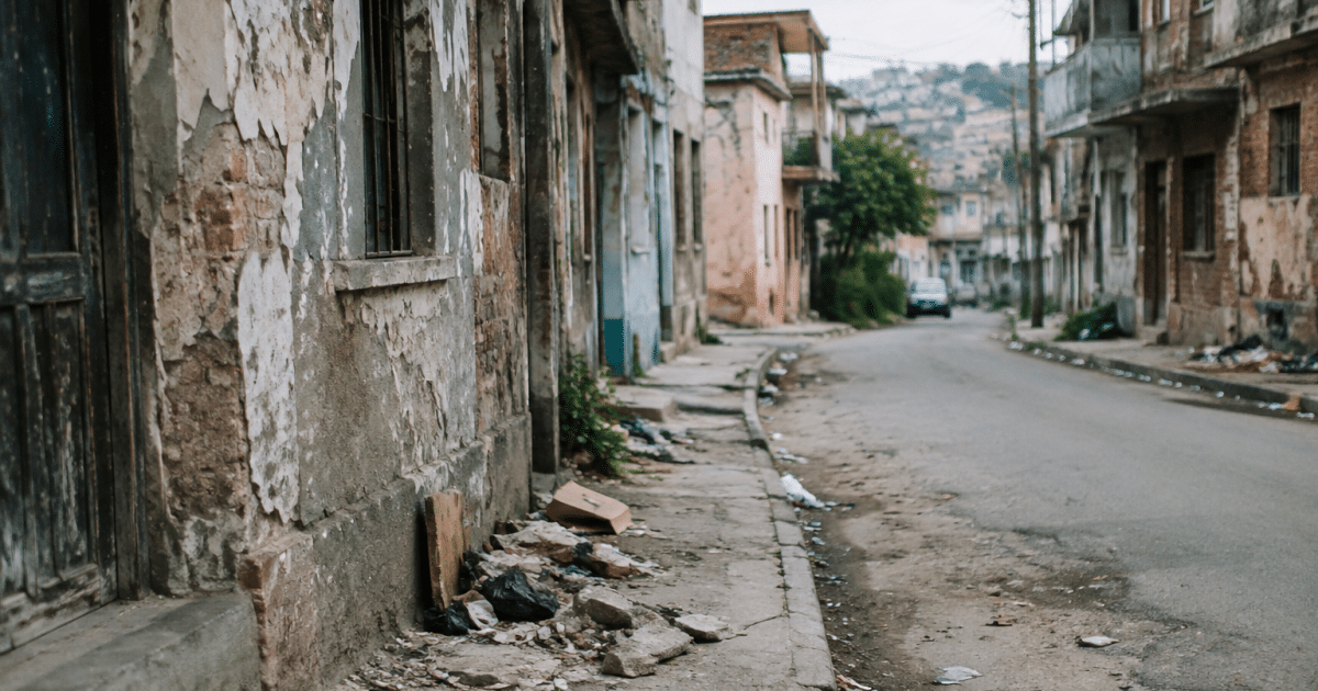 Rue urbaine avec immeubles delabres et detritus au sol