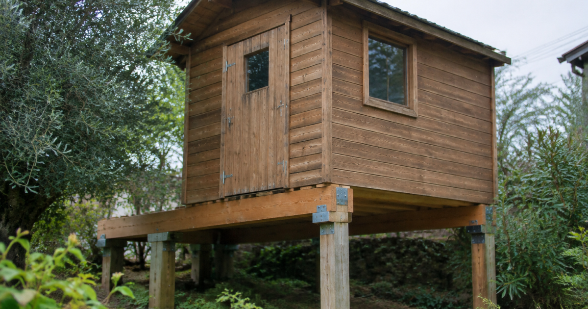 Poutres bois rigides portant petit cabanon exterieur