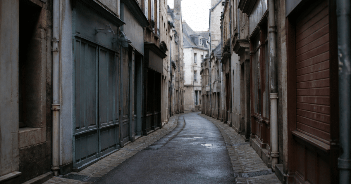 Rues etroites de ville bretonne avec facades usees et commerces fermes