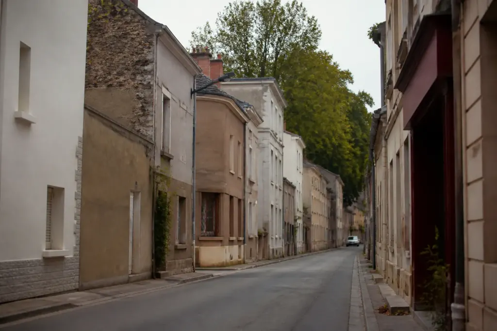 Rue residencielle avec facades de maisons et petits commerces